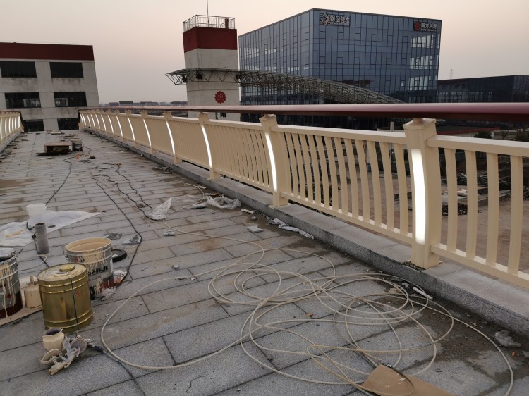 鋁合金燈光護(hù)欄